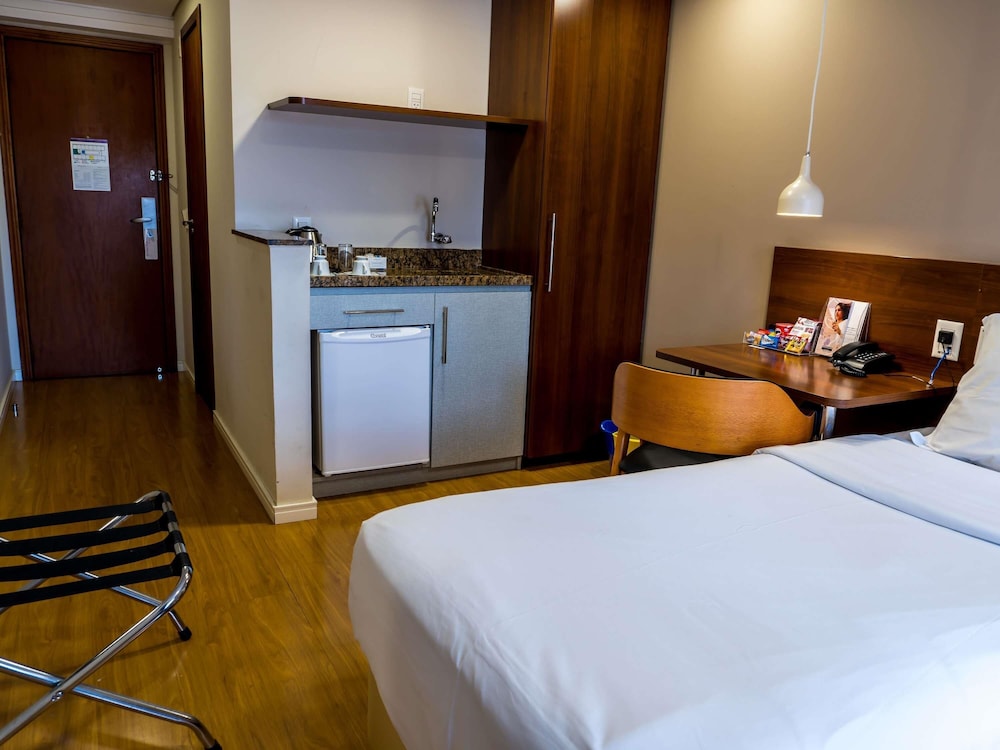 Habitación Standard con 2 camas individuales del hotel Mercure Curitiba Golden. Foto 10
