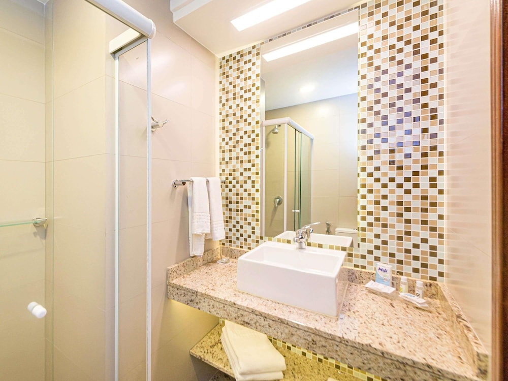 Habitación tipo dúplex con 1 cama doble y 1 sofá cama del hotel Mercure Curitiba Golden