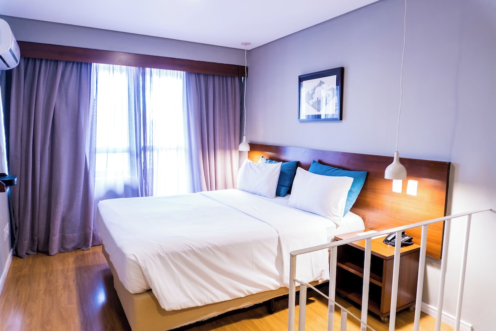 Habitación tipo dúplex con 1 cama doble y 1 sofá cama del hotel Mercure Curitiba Golden. Foto 1