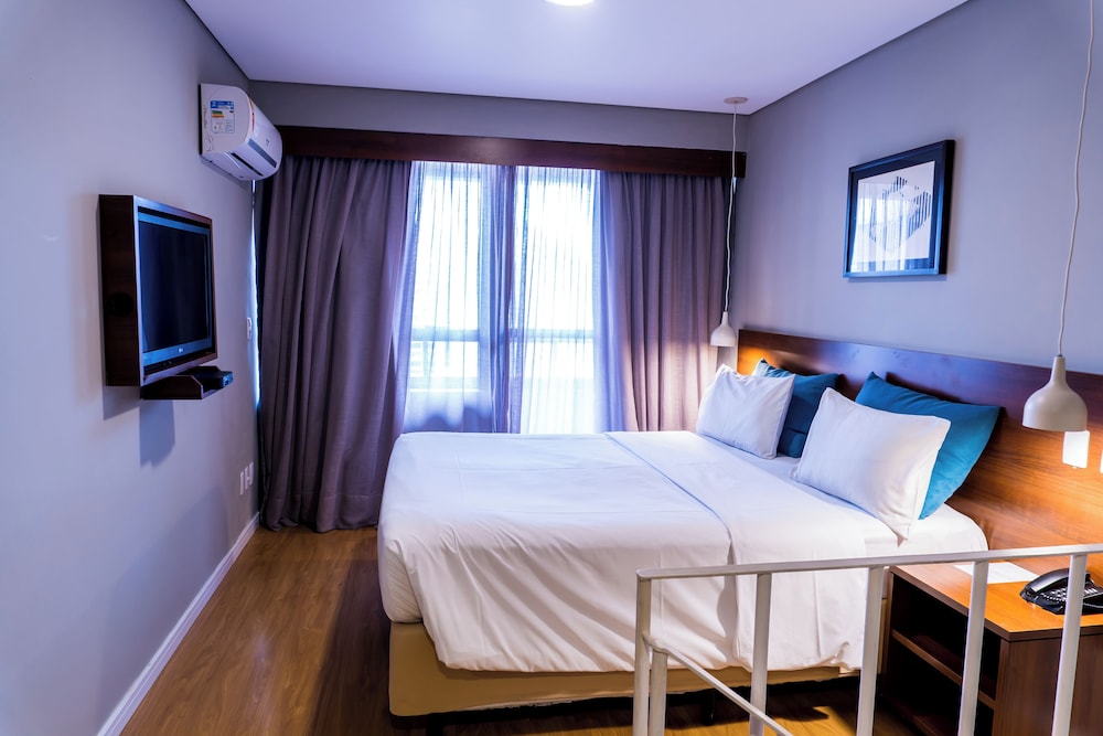 Habitación tipo dúplex con 1 cama doble y 1 sofá cama del hotel Mercure Curitiba Golden. Foto 3