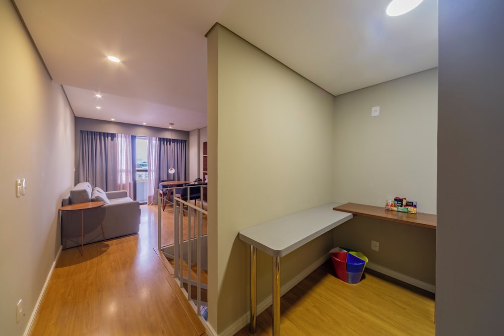 Habitación tipo dúplex con 1 cama doble y 1 sofá cama del hotel Mercure Curitiba Golden. Foto 4