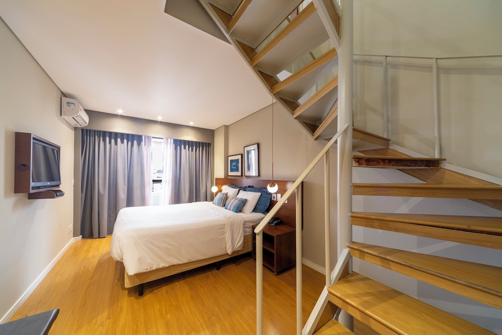 Habitación tipo dúplex con 1 cama doble y 1 sofá cama del hotel Mercure Curitiba Golden. Foto 5