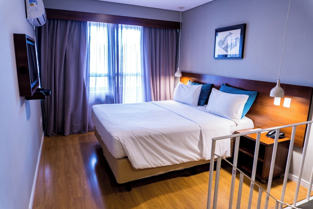 Habitación tipo dúplex con 1 cama doble y 1 sofá cama del hotel Mercure Curitiba Golden. Foto 6