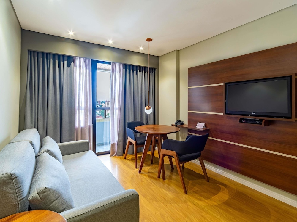 Habitación tipo dúplex con 1 cama doble y 1 sofá cama del hotel Mercure Curitiba Golden. Foto 7