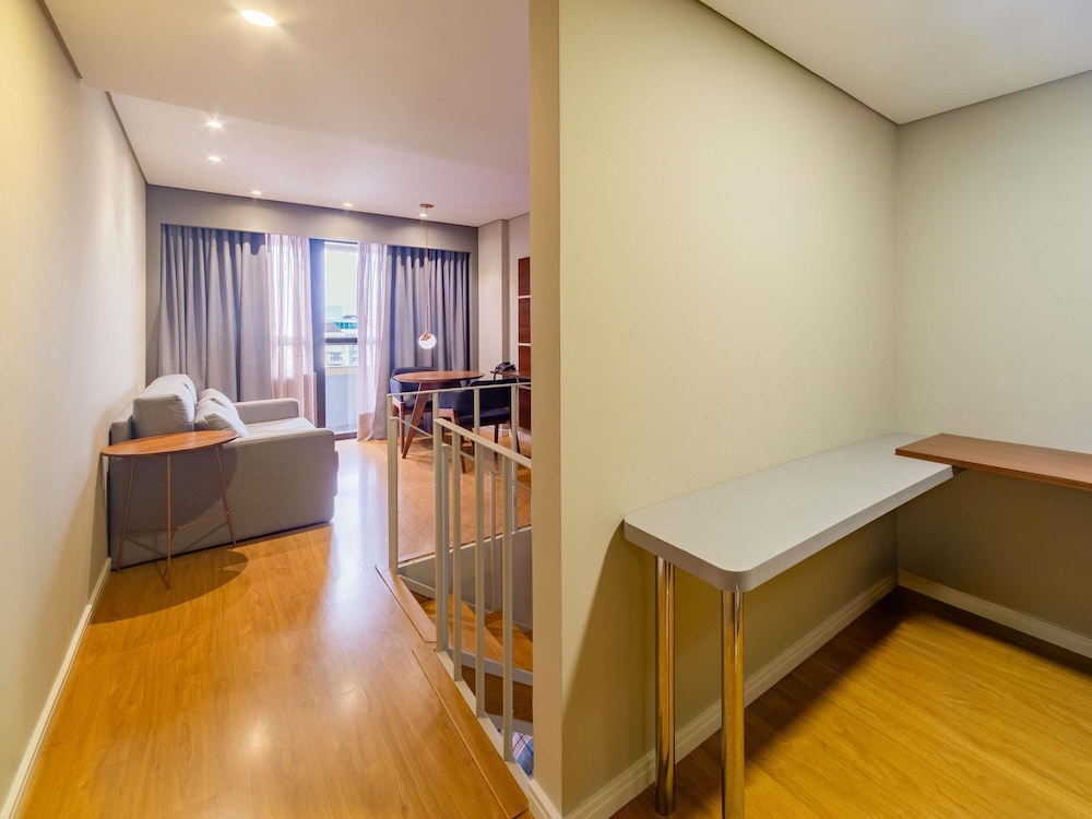 Habitación tipo dúplex con 1 cama doble y 1 sofá cama del hotel Mercure Curitiba Golden. Foto 8