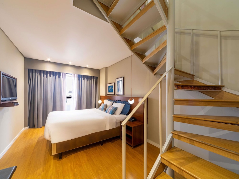 Habitación tipo dúplex con 1 cama doble y 1 sofá cama del hotel Mercure Curitiba Golden. Foto 9
