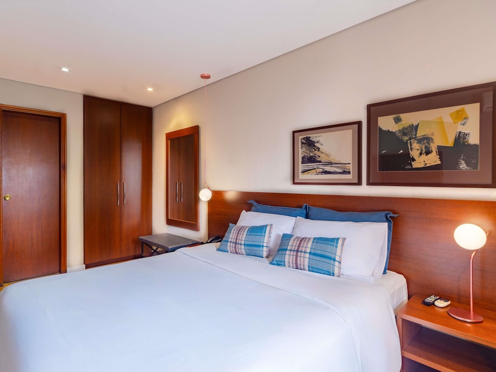 Habitación tipo dúplex con 1 cama doble y 1 sofá cama del hotel Mercure Curitiba Golden. Foto 10