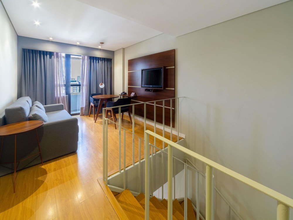 Habitación tipo dúplex con 1 cama doble y 1 sofá cama del hotel Mercure Curitiba Golden. Foto 11