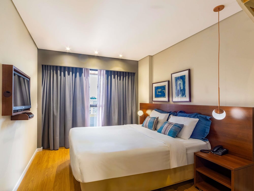 Habitación tipo dúplex con 1 cama doble y 1 sofá cama del hotel Mercure Curitiba Golden. Foto 12