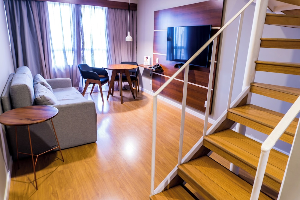 Habitación tipo dúplex con 1 cama doble y 1 sofá cama del hotel Mercure Curitiba Golden. Foto 14