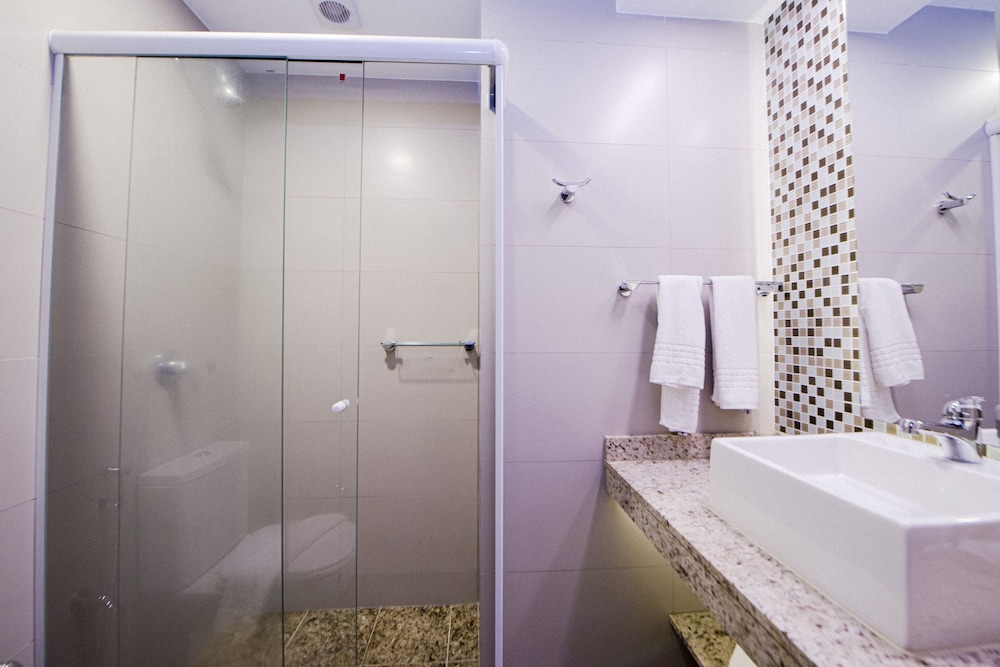 Habitación tipo dúplex con 1 cama doble y 1 sofá cama del hotel Mercure Curitiba Golden. Foto 15