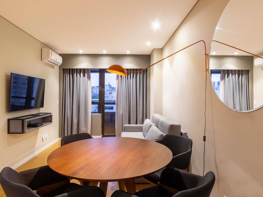 Habitación familiar con 1 cama doble, 2 camas individuales y 1 sofá cama del hotel Mercure Curitiba Golden. Foto 4