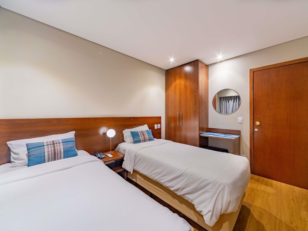 Habitación familiar con 1 cama doble, 2 camas individuales y 1 sofá cama del hotel Mercure Curitiba Golden. Foto 5