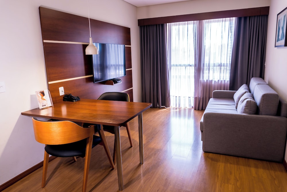 Habitación Superior con 1 cama doble y sofá cama del hotel Mercure Curitiba Golden. Foto 8