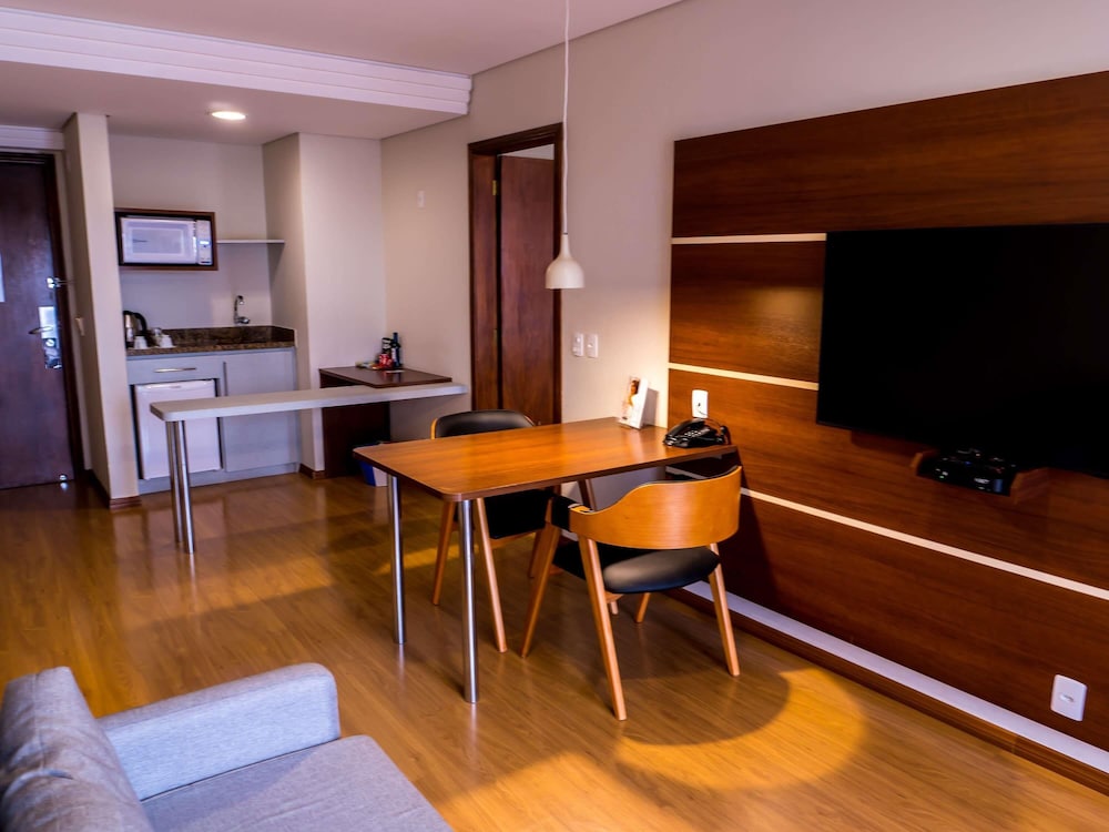 Habitación Superior con 1 cama doble y sofá cama del hotel Mercure Curitiba Golden. Foto 11