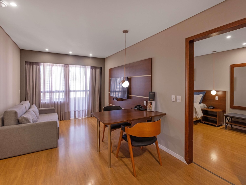 Habitación Superior con 1 cama doble y sofá cama del hotel Mercure Curitiba Golden. Foto 12