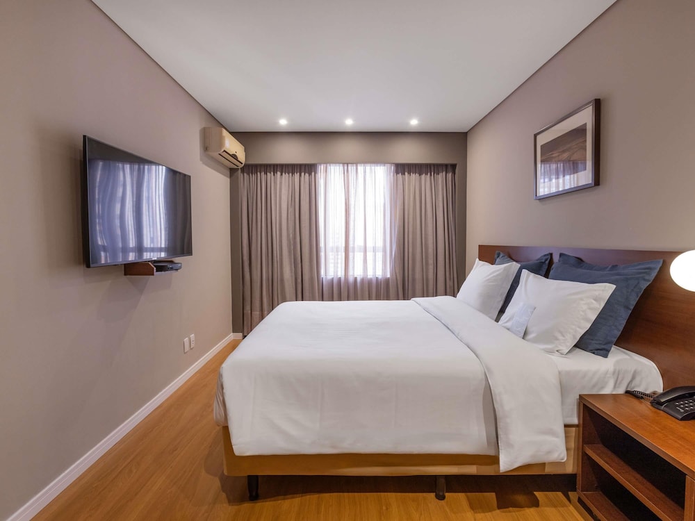 Habitación Superior con 1 cama doble y sofá cama del hotel Mercure Curitiba Golden. Foto 15