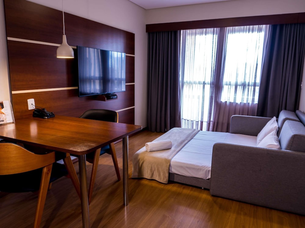 Habitación Superior con 1 cama doble y sofá cama del hotel Mercure Curitiba Golden. Foto 17