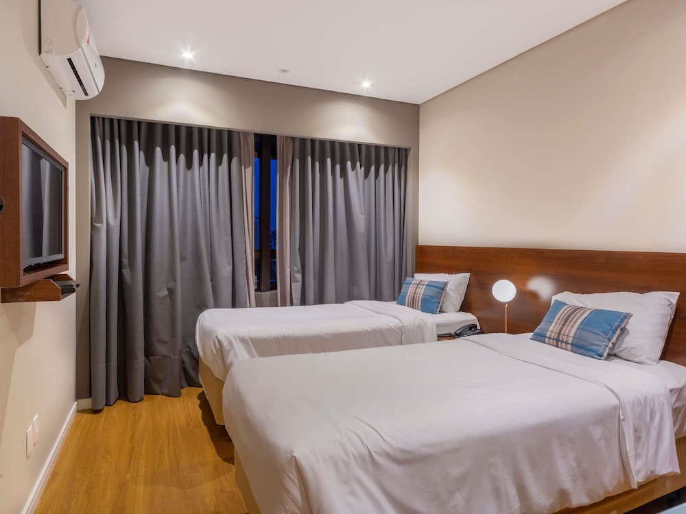 Habitación Superior con 2 camas individuales y sofá cama del hotel Mercure Curitiba Golden