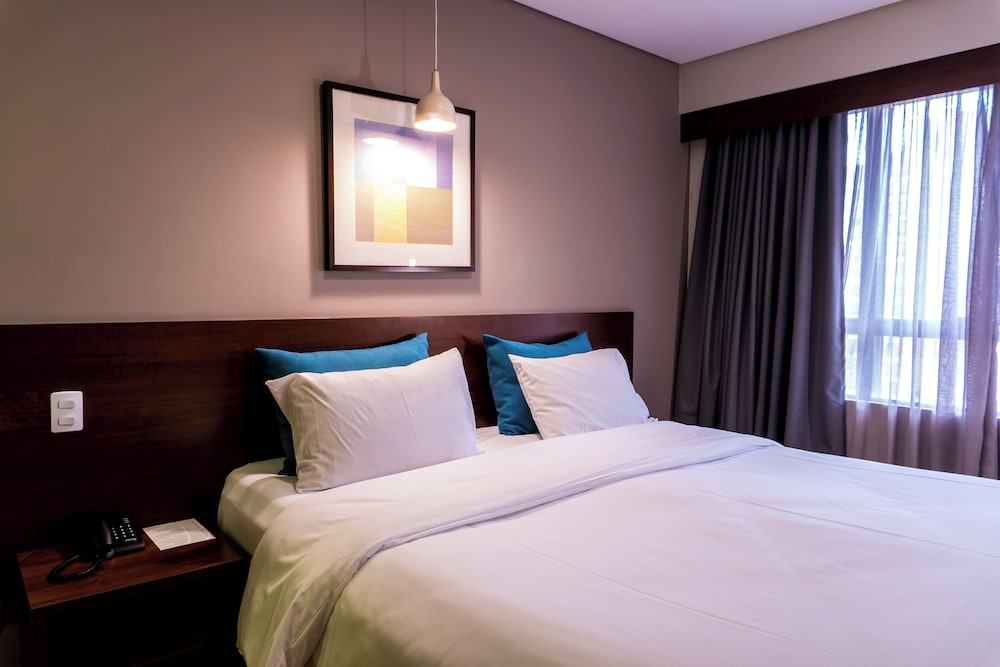 Habitación Superior con 2 camas individuales y sofá cama del hotel Mercure Curitiba Golden. Foto 1