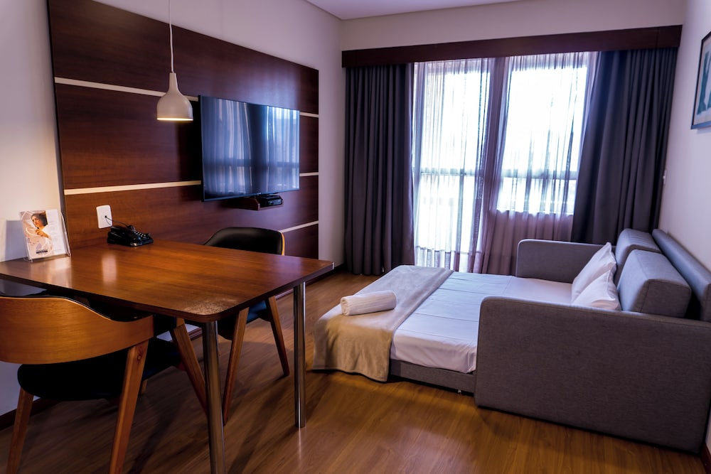 Habitación Superior con 2 camas individuales y sofá cama del hotel Mercure Curitiba Golden. Foto 4