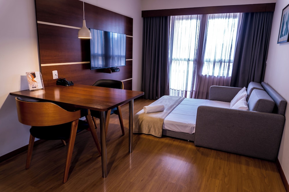 Habitación Superior con 2 camas individuales y sofá cama del hotel Mercure Curitiba Golden. Foto 9