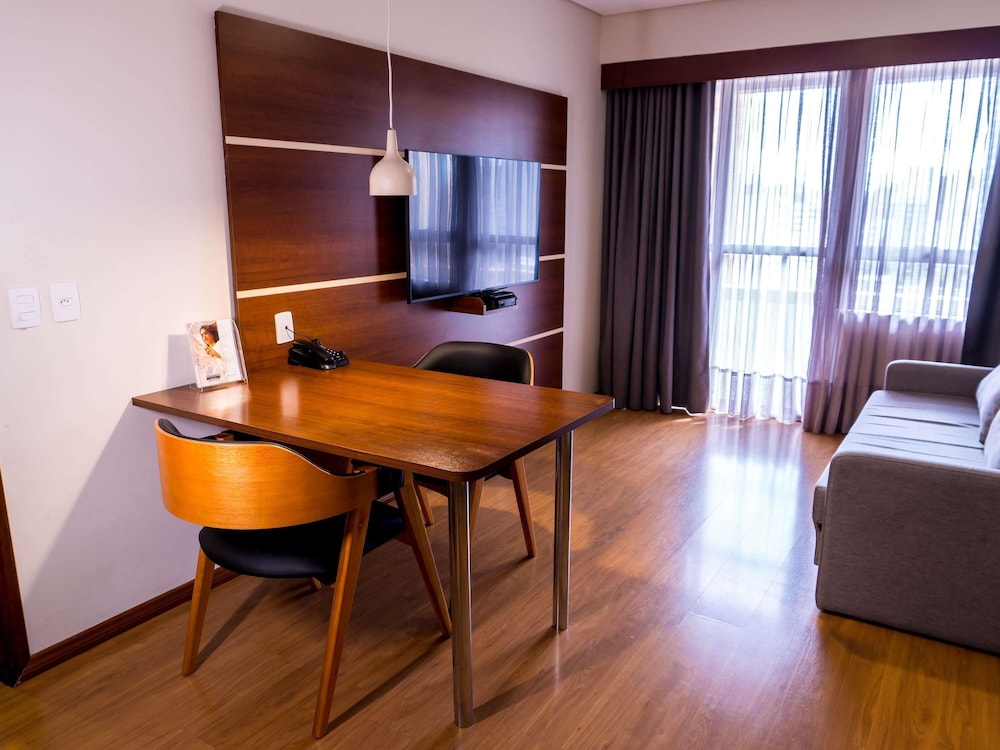 Habitación Superior con 2 camas individuales y sofá cama del hotel Mercure Curitiba Golden. Foto 10