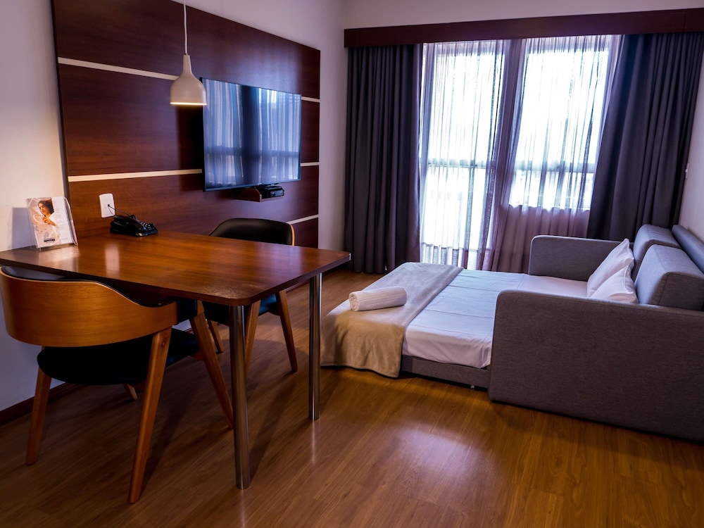 Habitación Superior con 2 camas individuales y sofá cama del hotel Mercure Curitiba Golden. Foto 11