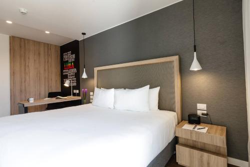 Habitación Innside - cama extragrande del hotel Innside By Melia Lima Miraflores