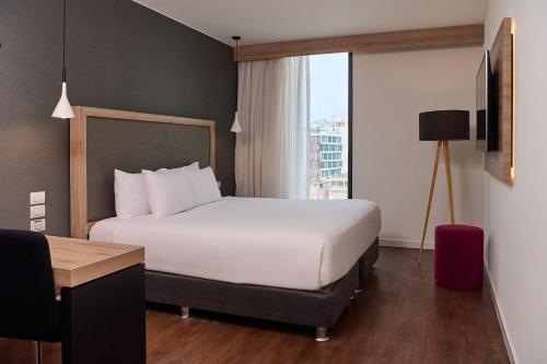 Habitación Innside - cama extragrande del hotel Innside By Melia Lima Miraflores
