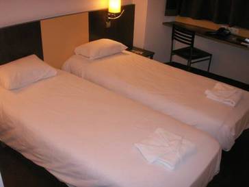 Habitación doble 2 camas del hotel Brit Codalysa Marne la Vallée - Torcy. Foto 2