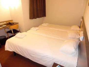 Habitación triple del hotel Brit Codalysa Marne la Vallée - Torcy. Foto 1