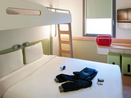 Habitación Triple Estándar del hotel Ibis Budget Brussels South Ruisbroek. Foto 1