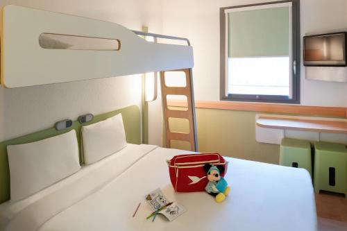 Habitación Triple Estándar del hotel Ibis Budget Brussels South Ruisbroek. Foto 2