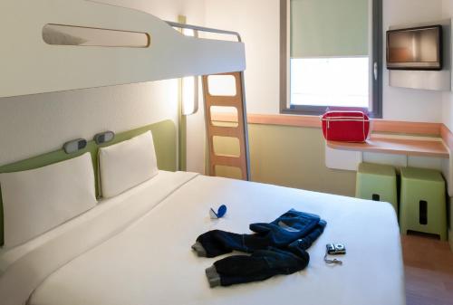 Habitación Triple Estándar del hotel Ibis Budget Brussels South Ruisbroek. Foto 3