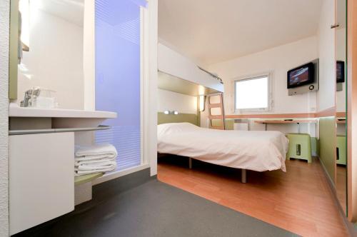 Habitación Triple Estándar del hotel Ibis Budget Brussels South Ruisbroek. Foto 4