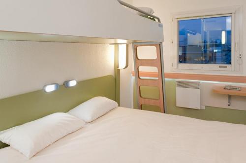 Habitación Triple Estándar del hotel Ibis Budget Brussels South Ruisbroek. Foto 6