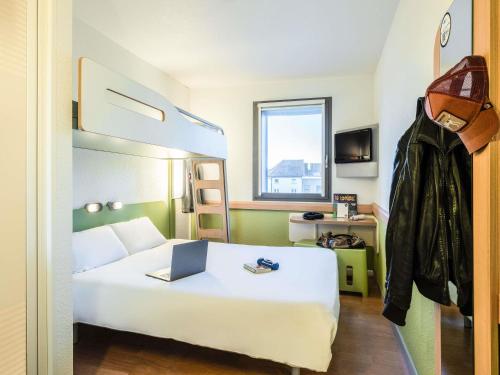 Habitación Triple Estándar del hotel Ibis Budget Brussels South Ruisbroek. Foto 9