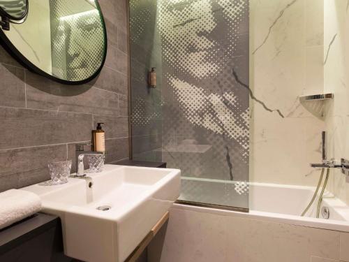 Habitación Doble Superior con balcón del hotel Mercure Paris Alesia. Foto 3
