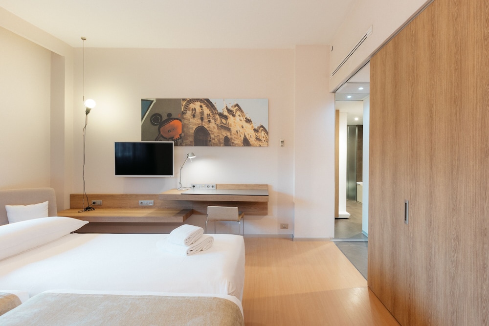 Habitación superior del hotel Barcelo Valencia. Foto 1