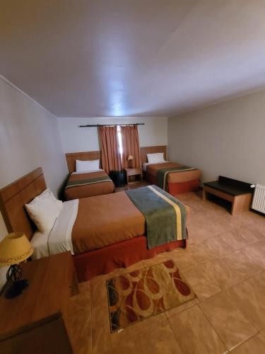 Habitación Triple con baño del hotel Diego De Almagro San Pedro De Atacama. Foto 1