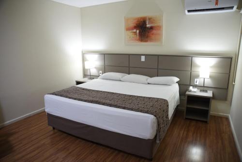 Habitación Deluxe con cama extragrande del hotel Golden Park Internacional Foz and Convenções. Foto 1