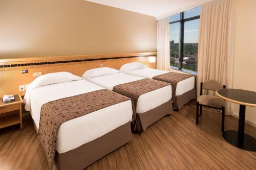 Habitación Triple Estándar del hotel Golden Park Internacional Foz and Convenções. Foto 1