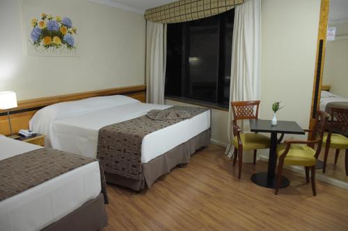 Habitación triple Vista ciudad 1 Cama Individual 1 Cama doble del hotel Golden Park Internacional Foz and Convenções. Foto 3