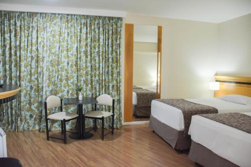 Habitación Familiar Estándar del hotel Golden Park Internacional Foz and Convenções. Foto 1