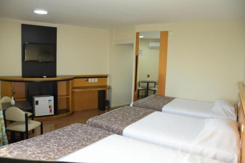 Habitación Familiar Estándar del hotel Golden Park Internacional Foz and Convenções. Foto 3