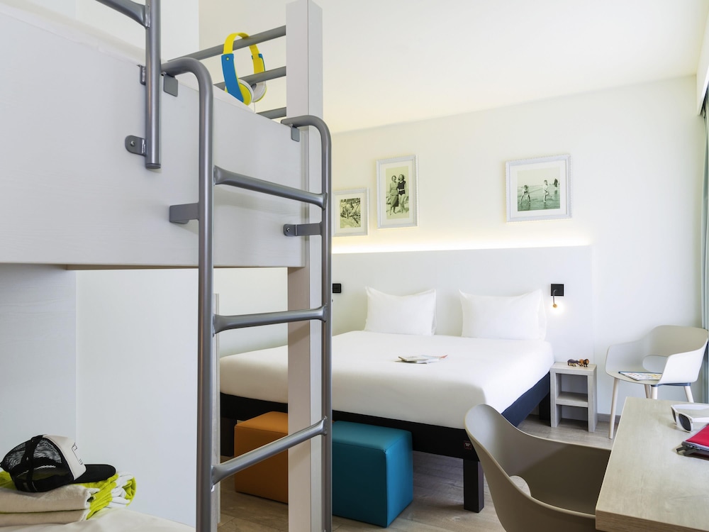 Habitación familiar con cama doble y litera del hotel Ibis Styles Nieuwpoort