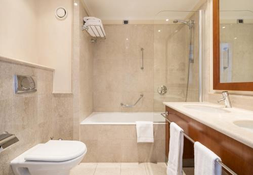 Habitación Triple del hotel Ilunion Aqua 4. Foto 1