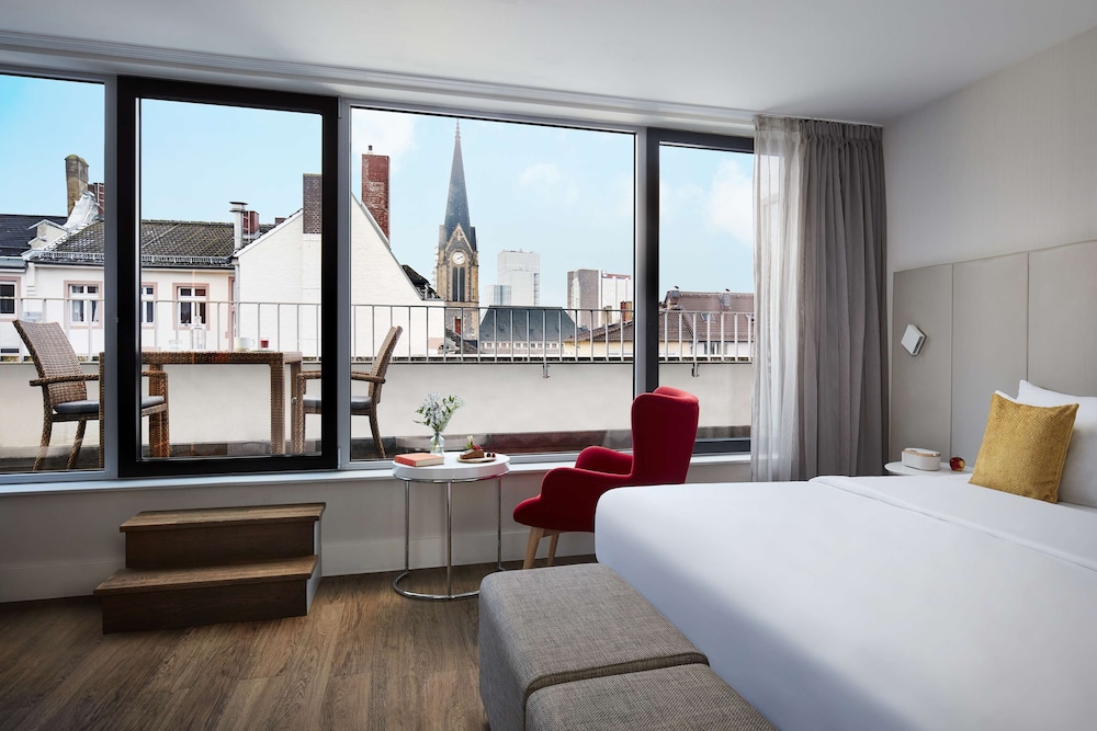 Habitación Premium, balcón del hotel Avani Frankfurt City