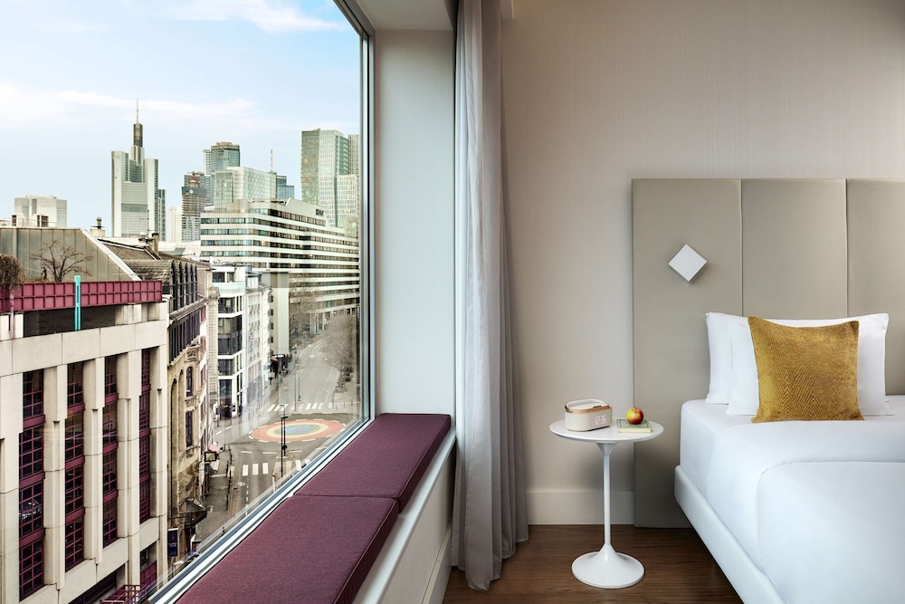 Habitación Deluxe (Comfort) del hotel Avani Frankfurt City. Foto 1